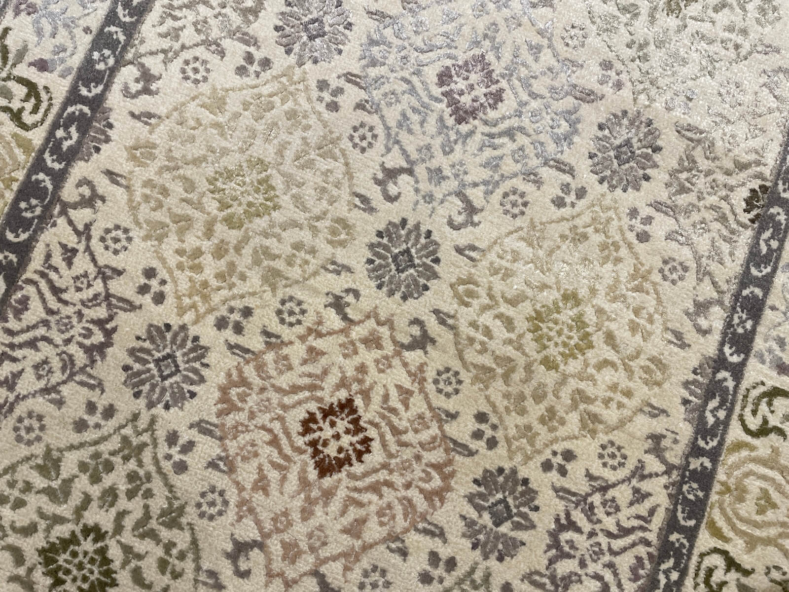 Şiraze İpekli Uşak El Dokuma Halı Yolluk