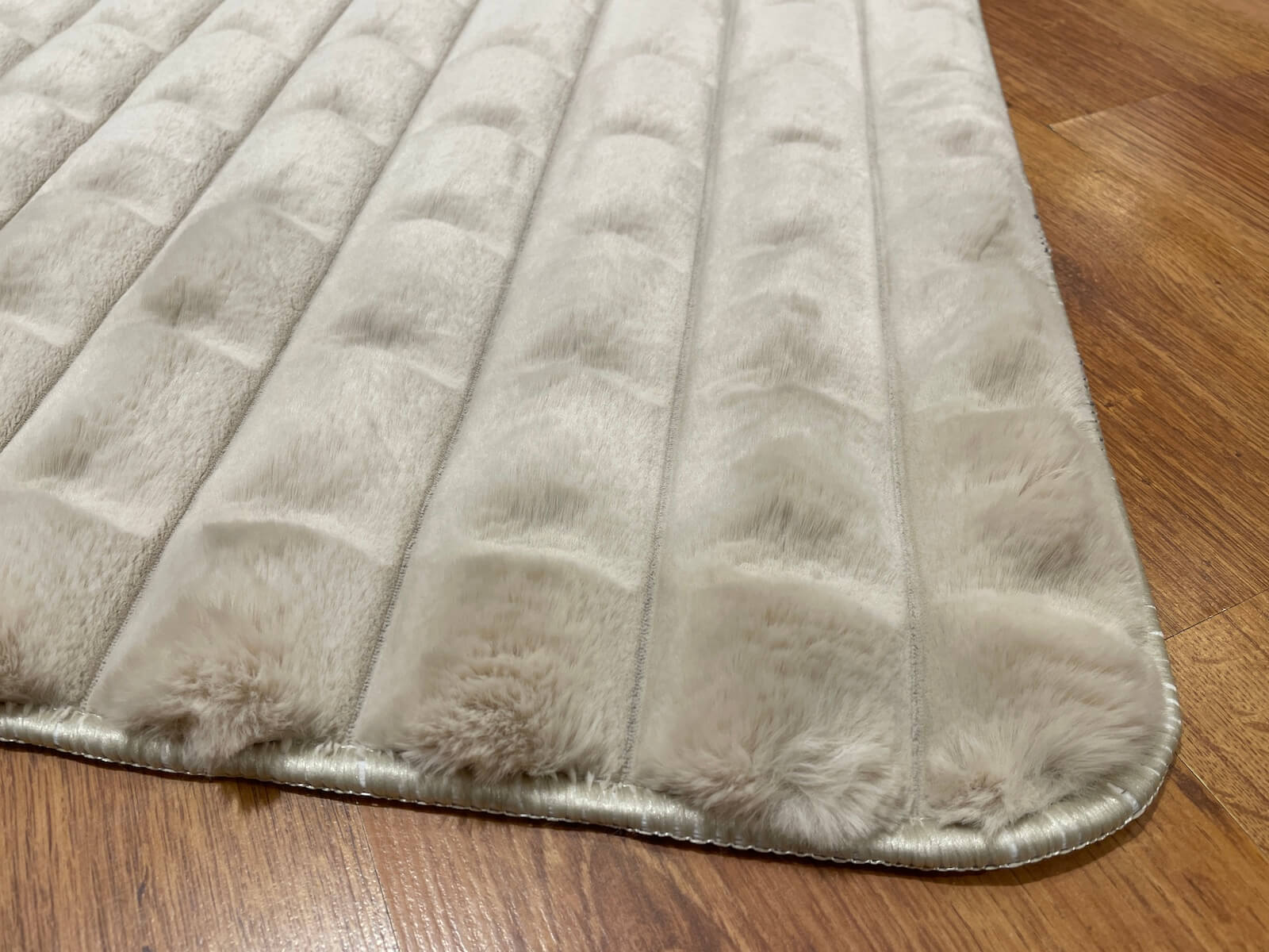 Piramit Desenli Vizon Peluş Halı