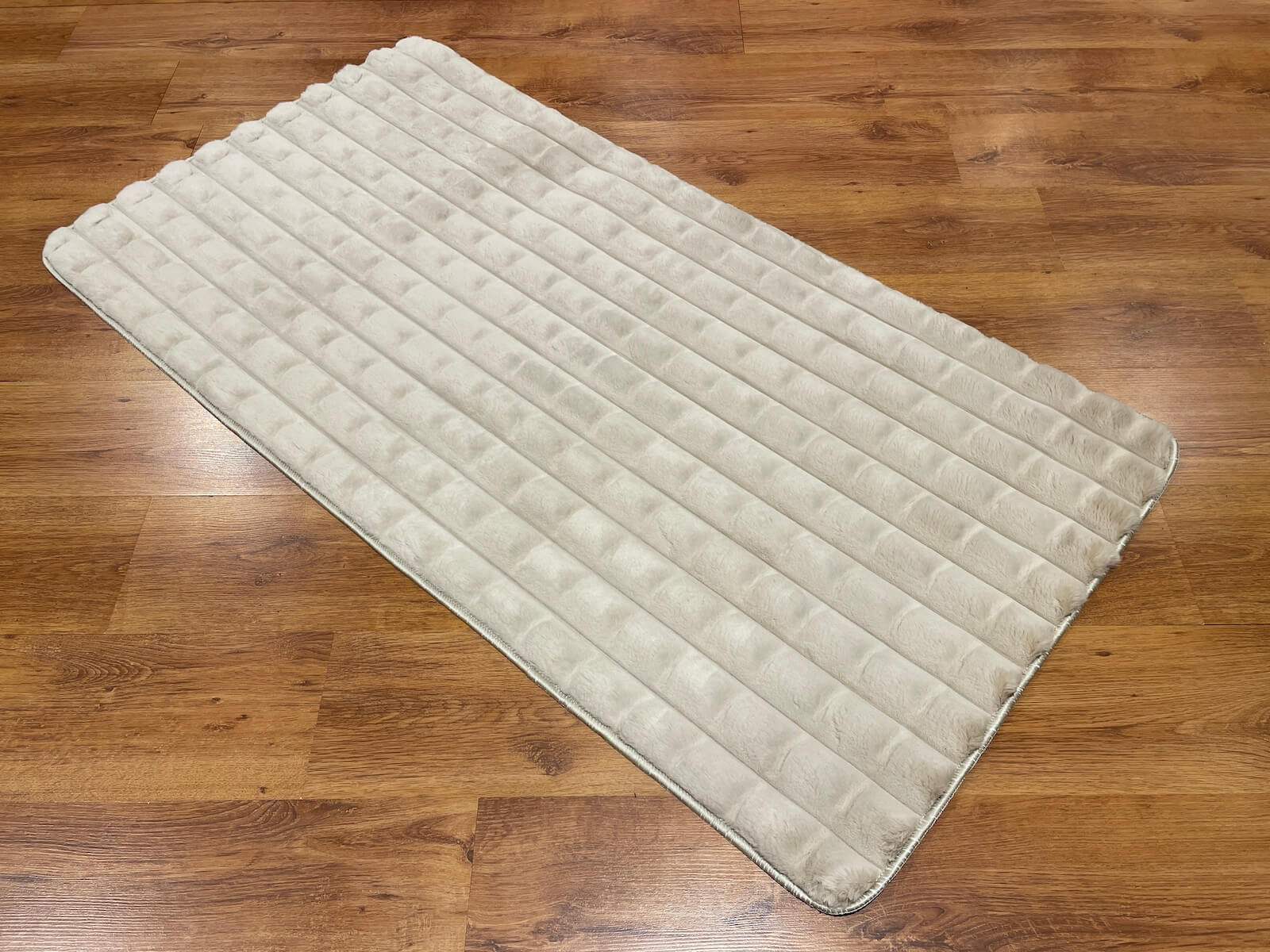 Piramit Desenli Vizon Peluş Halı