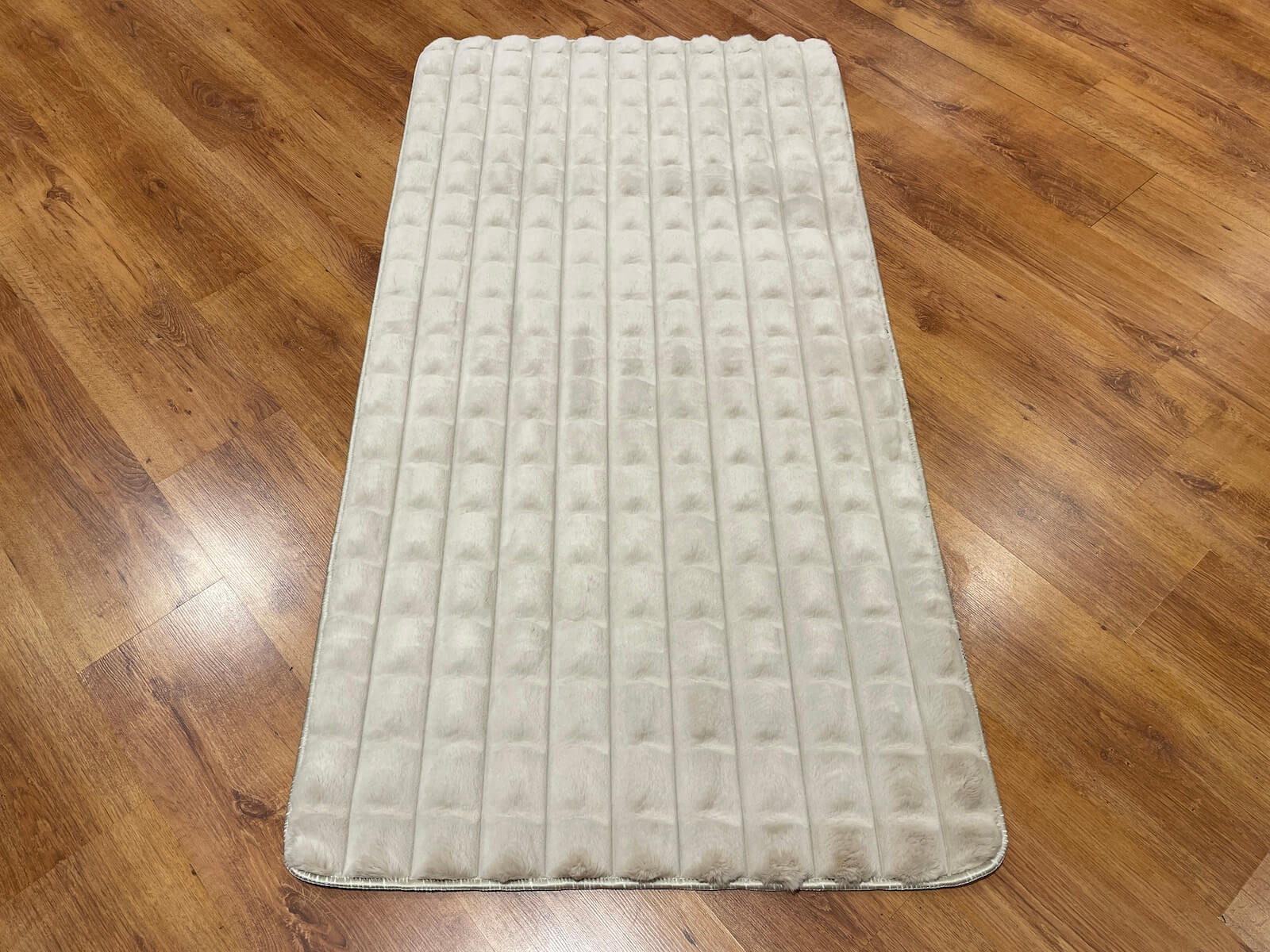 Piramit Desenli Vizon Peluş Halı