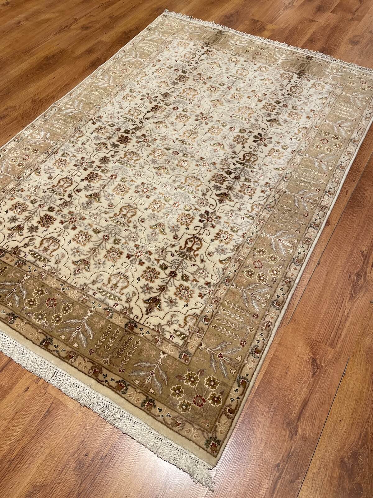 Antik İpekli Uşak El Dokuma Halı