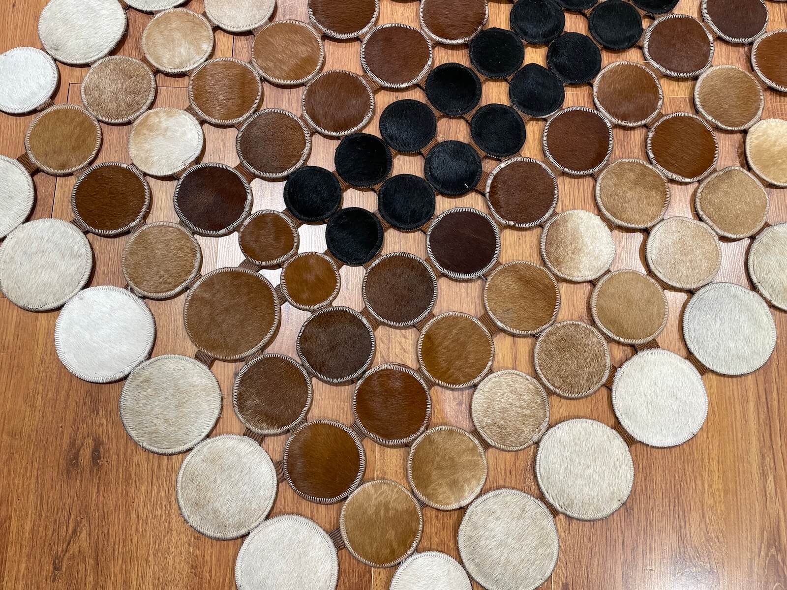 Puantiyeli Orijinal Deri Halı