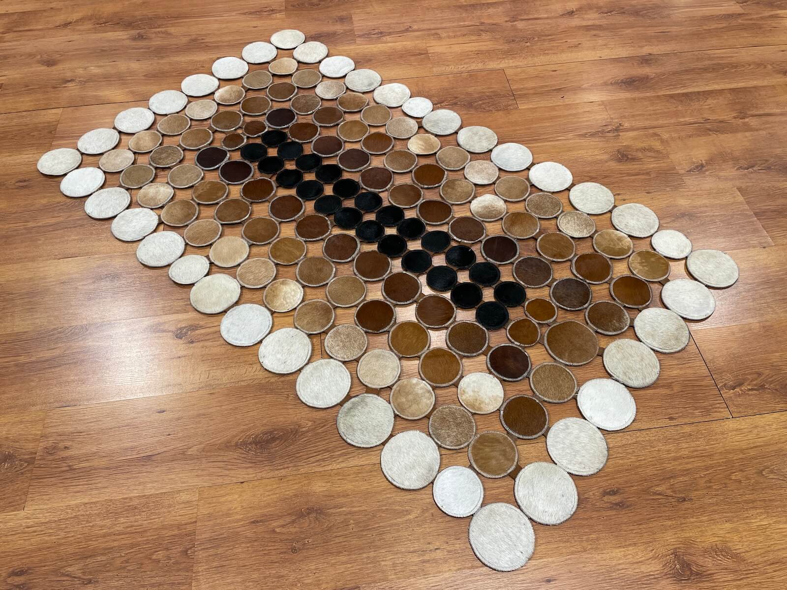 Puantiyeli Orijinal Deri Halı