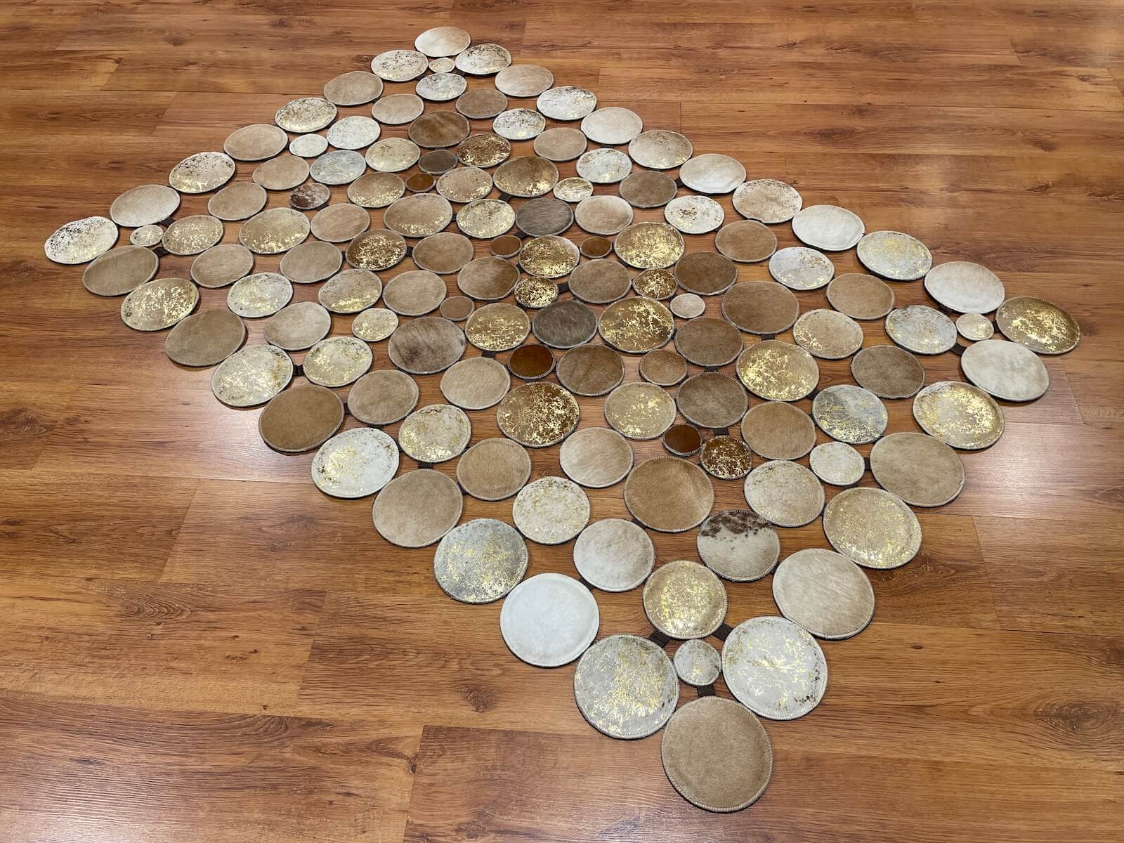 Puantiyeli Orijinal Deri Halı