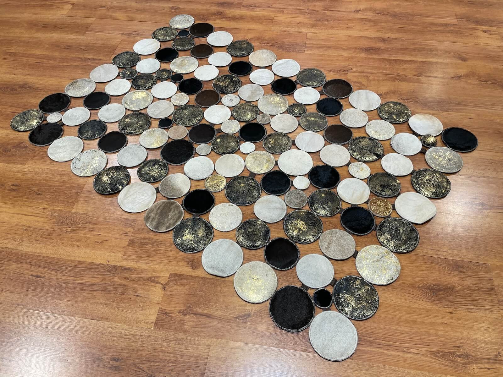 Puantiyeli Orijinal Deri Halı