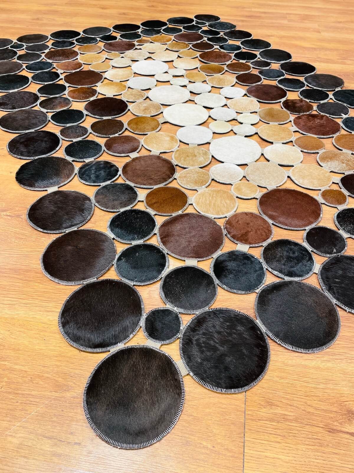 Puantiyeli Orijinal Deri Halı