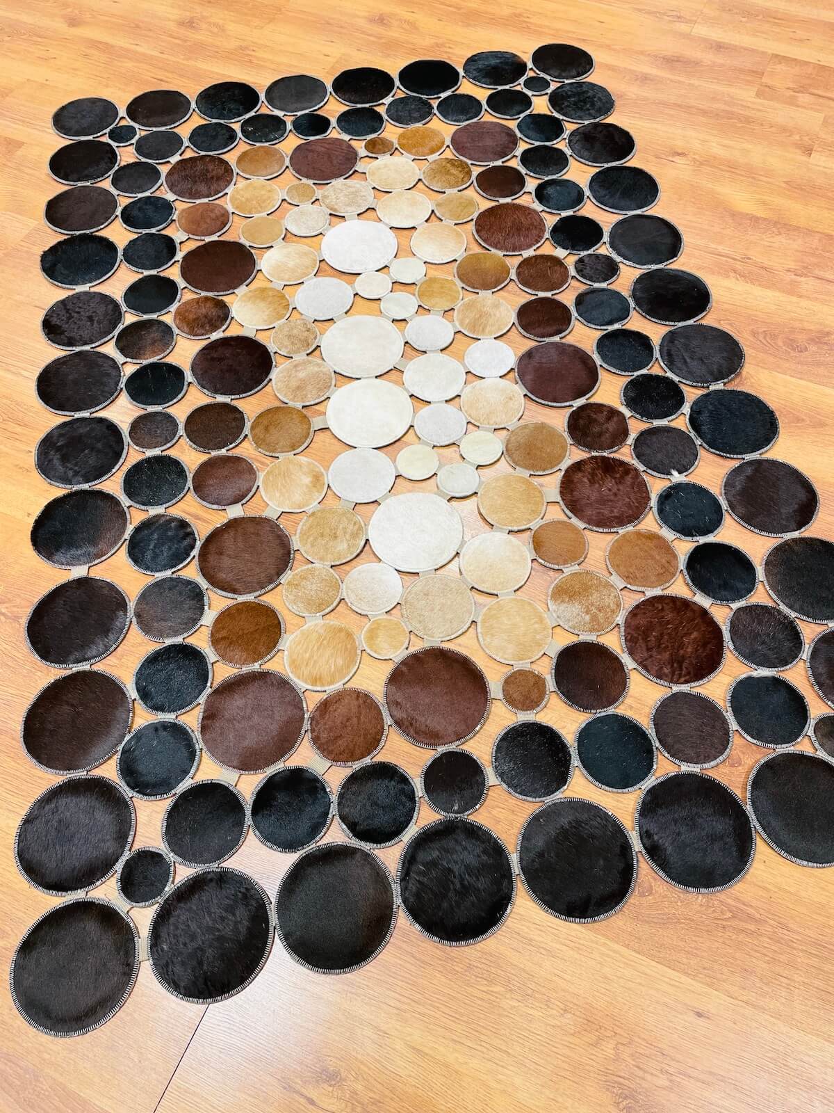 Puantiyeli Orijinal Deri Halı