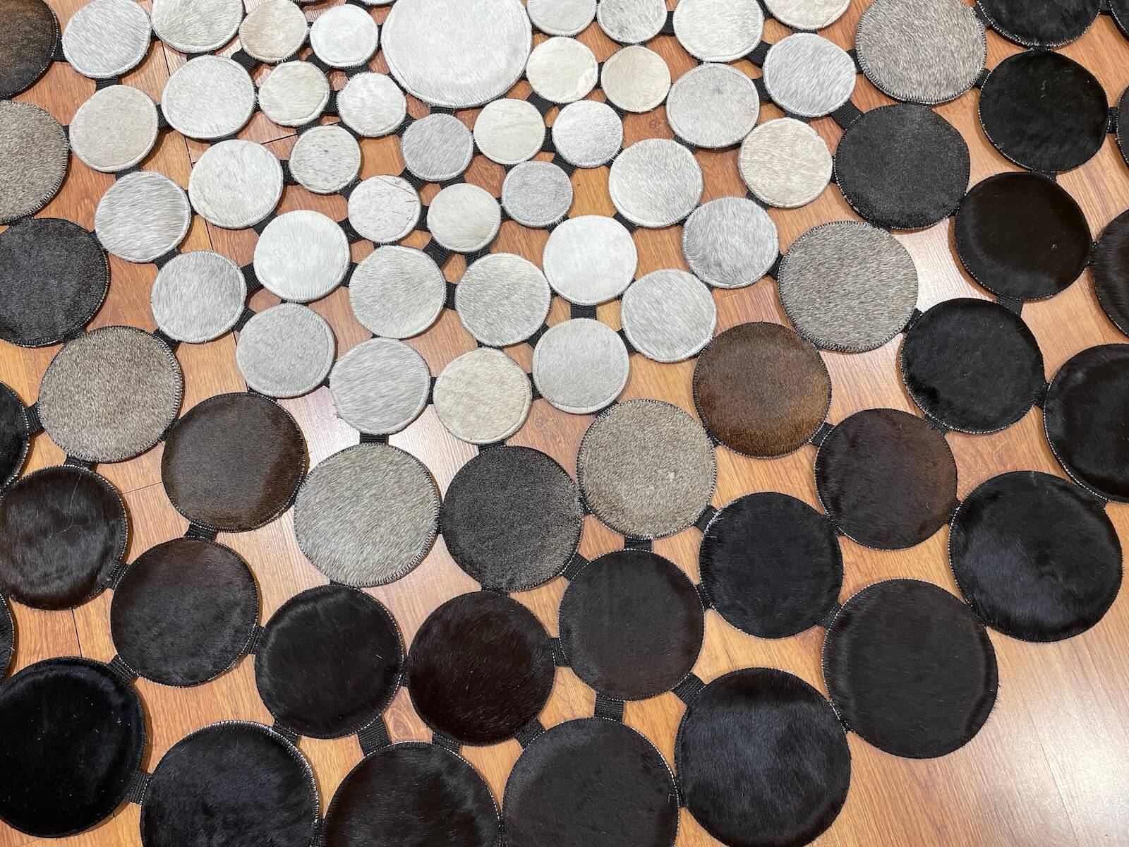 Puantiyeli Yuvarlak Orijinal Deri Halı