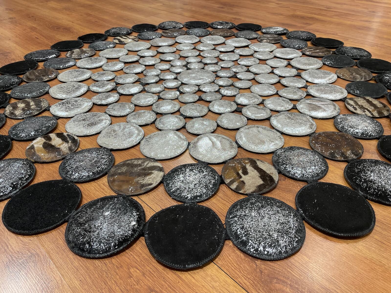 Puantiyeli Yuvarlak Orijinal Deri Halı