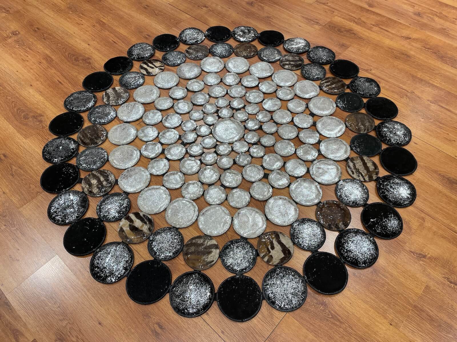 Puantiyeli Yuvarlak Orijinal Deri Halı