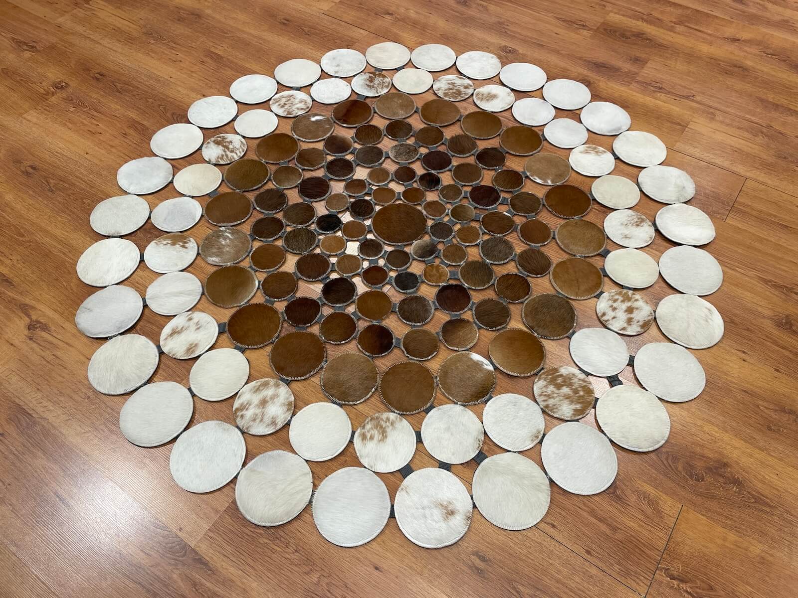 Puantiyeli Yuvarlak Orijinal Deri Halı