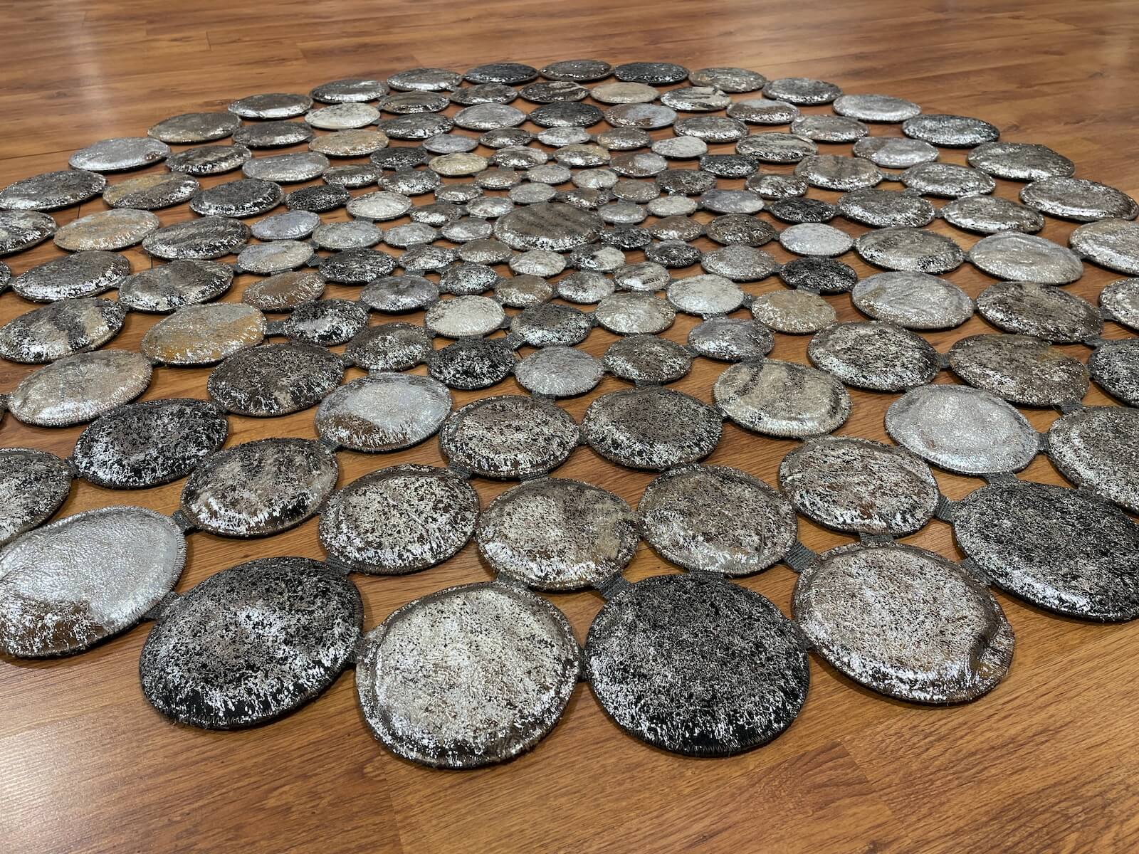 Puantiyeli Yuvarlak Orijinal Deri Halı