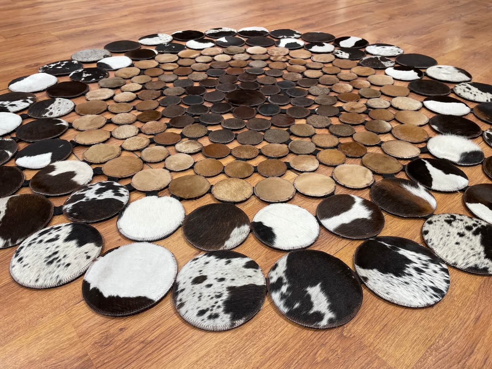 Puantiyeli Yuvarlak Orijinal Deri Halı