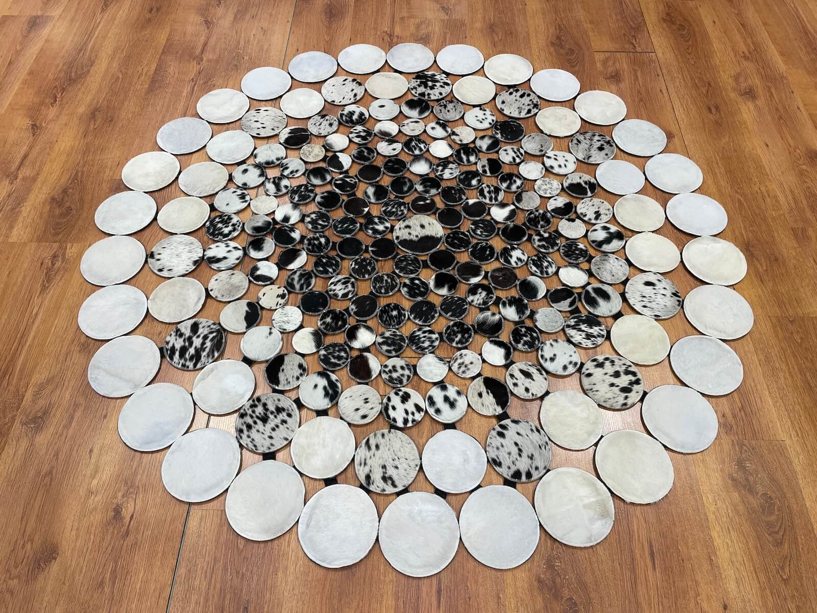 Puantiyeli Yuvarlak Orijinal Deri Halı