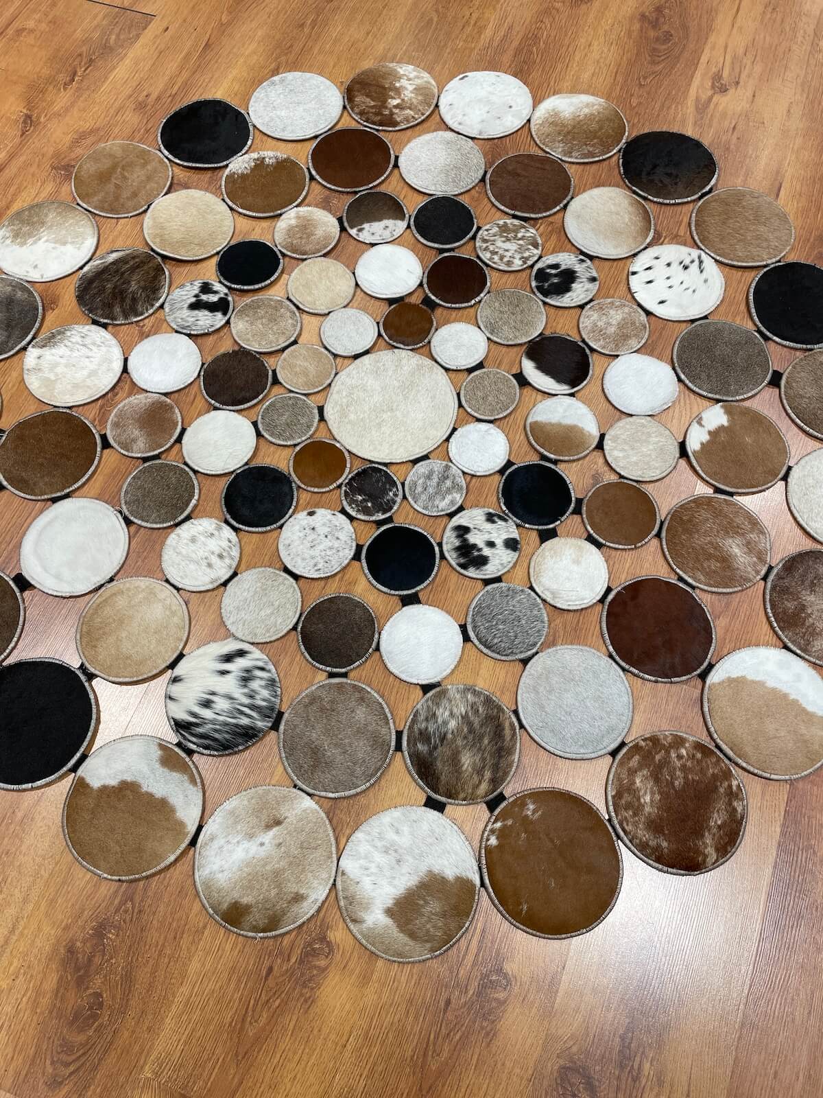 Puantiyeli Yuvarlak Orijinal Deri Halı