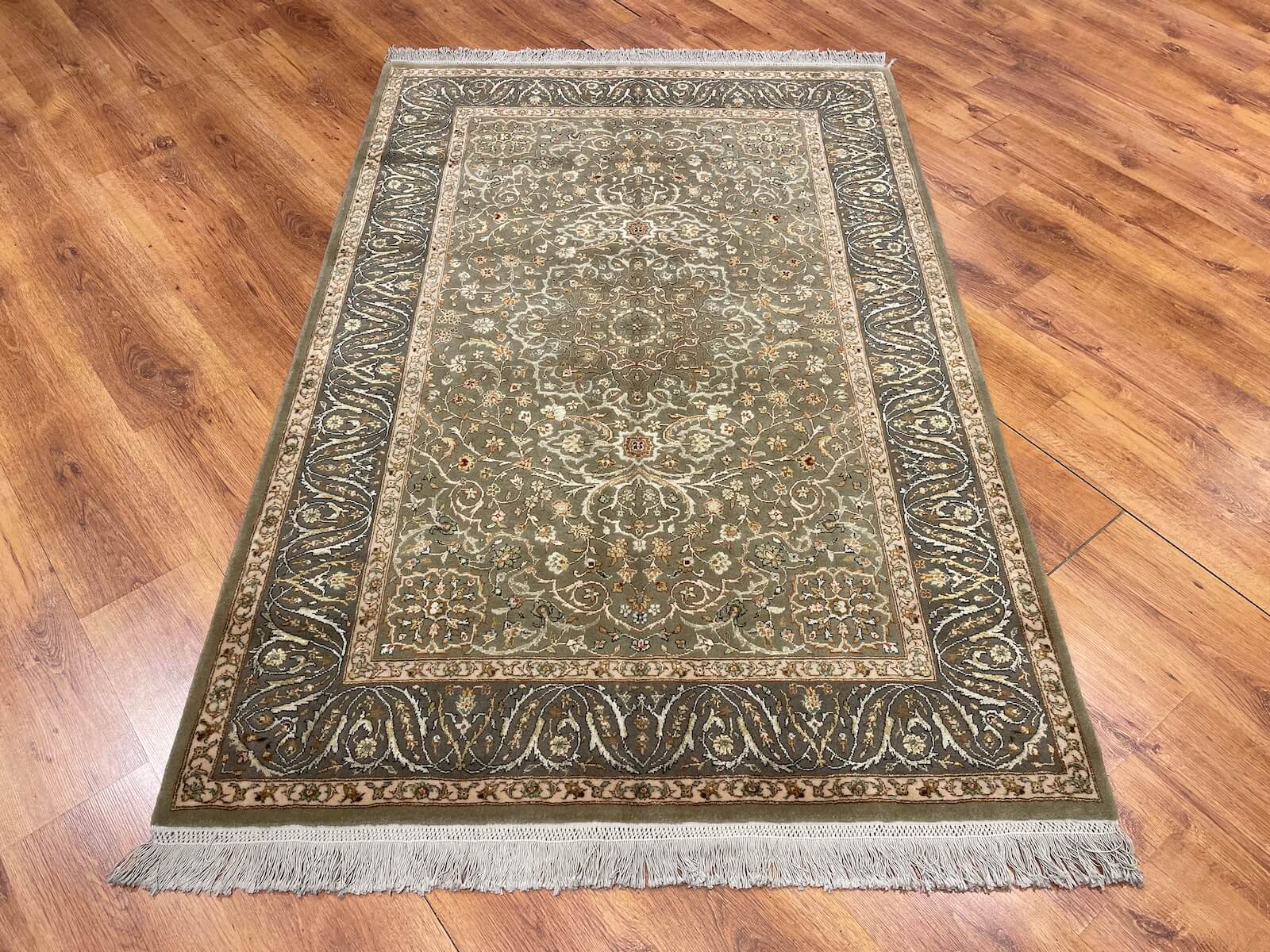 Enderun İpekli Uşak El Dokuma Halı