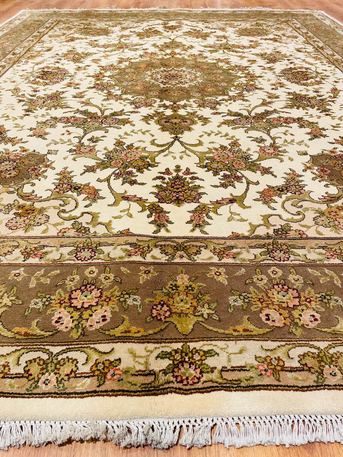 Enderun İpekli Uşak El Dokuma Halı