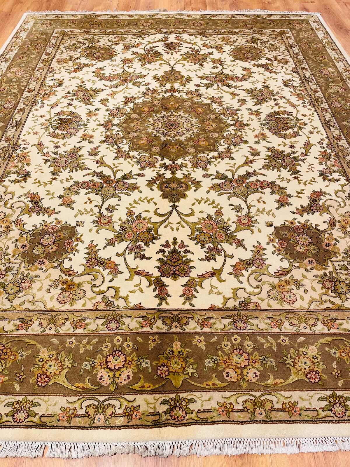 Enderun İpekli Uşak El Dokuma Halı