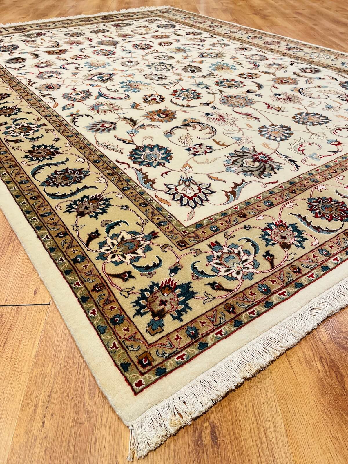 Enderun İpekli Uşak El Dokuma Halı