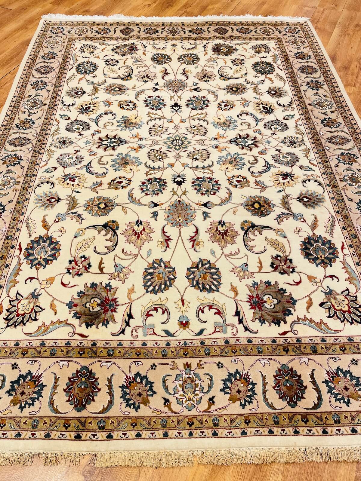 Enderun İpekli Uşak El Dokuma Halı