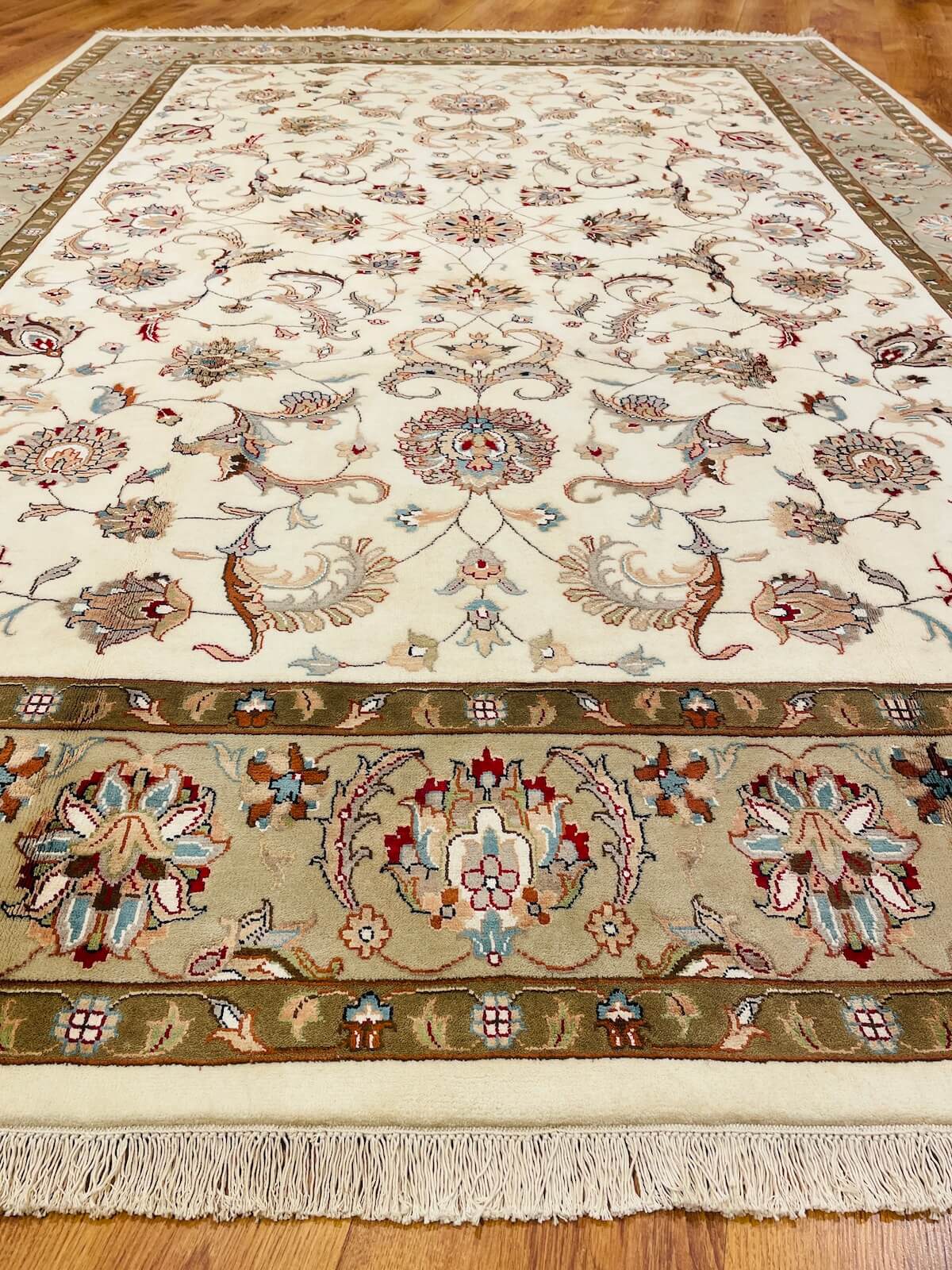 Enderun İpekli Uşak El Dokuma Halı