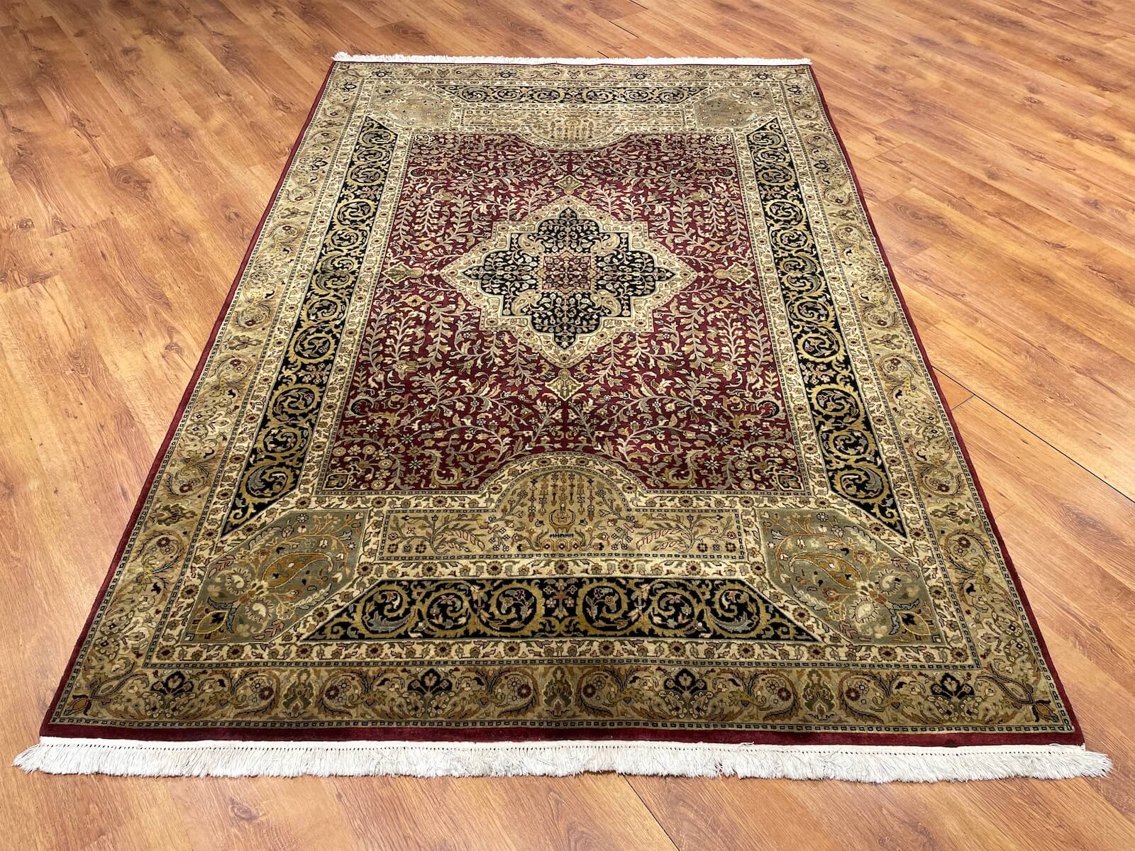 Hayyam Uşak El Dokuma Halı