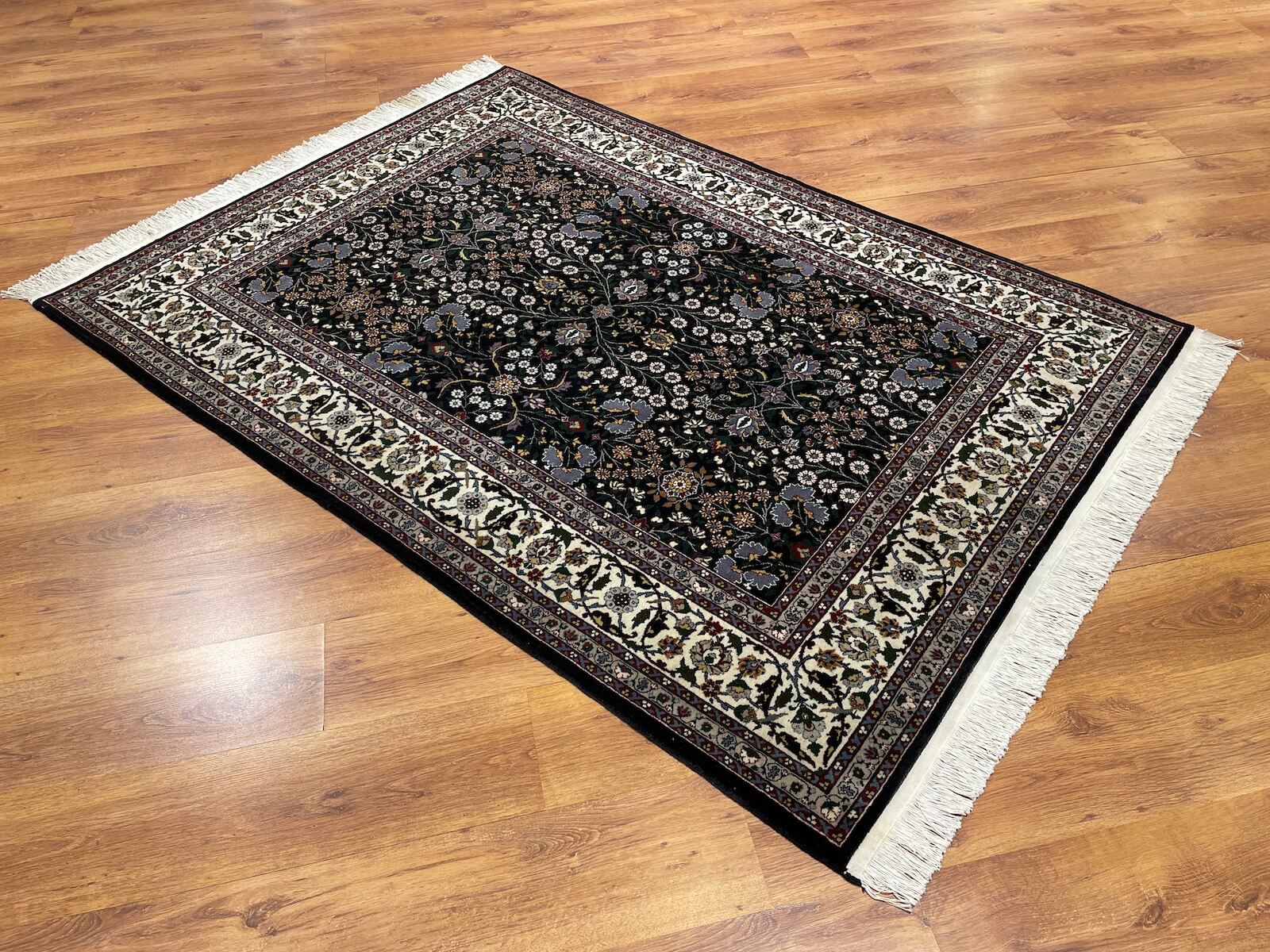 Hereke Yedidağın Çiçeği Siyah El Dokuma Halı