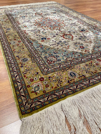 Hereke Saf İpek Madalyon Desenli El Dokuma Halı