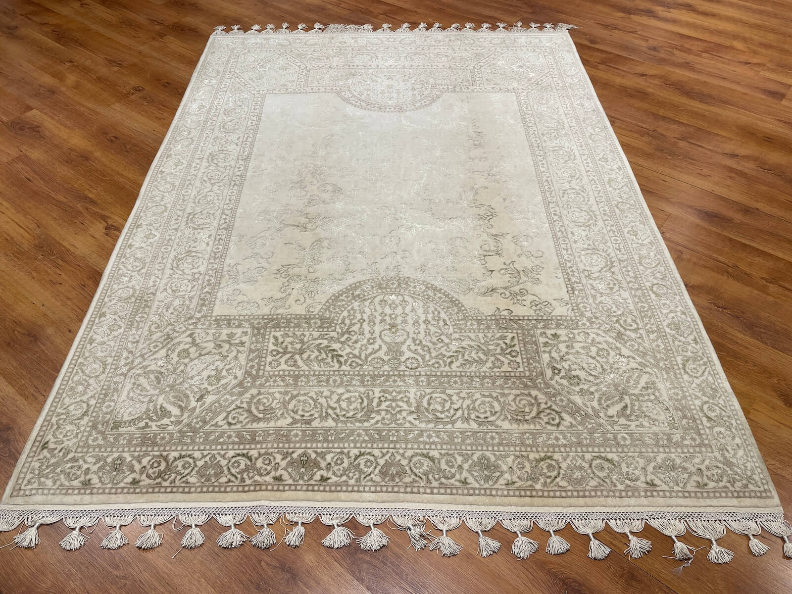 Mahidevran İpekli Uşak El Dokuma Halı