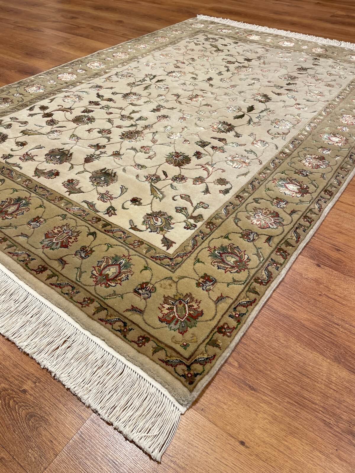 Nazende İpekli Uşak El Dokuma Halı