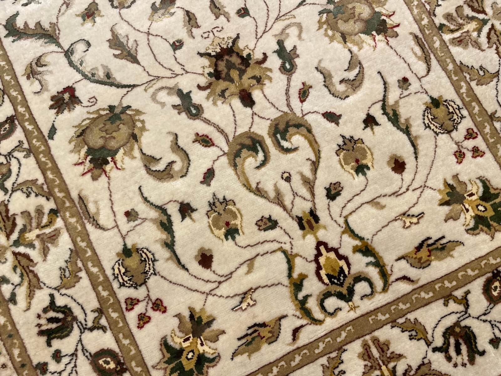 Nazende İpekli Uşak El Dokuma Halı