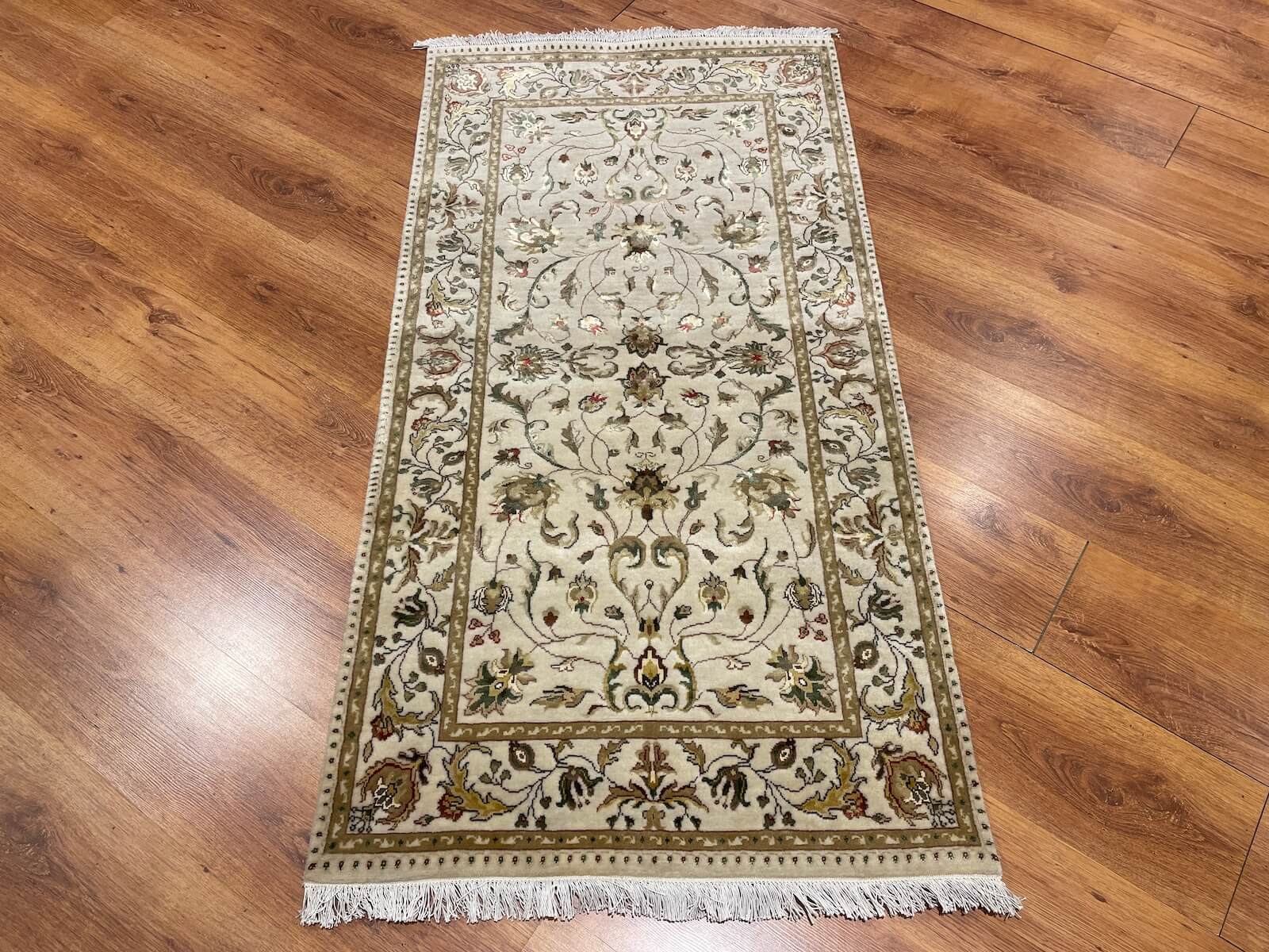 Nazende İpekli Uşak El Dokuma Halı