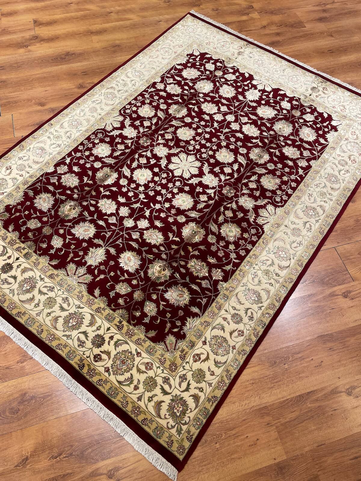 Nazende İpekli Uşak El Dokuma Halı