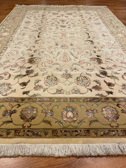 Nazende İpekli Uşak El Dokuma Halı