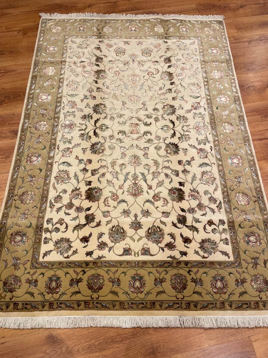 Nazende İpekli Uşak El Dokuma Halı