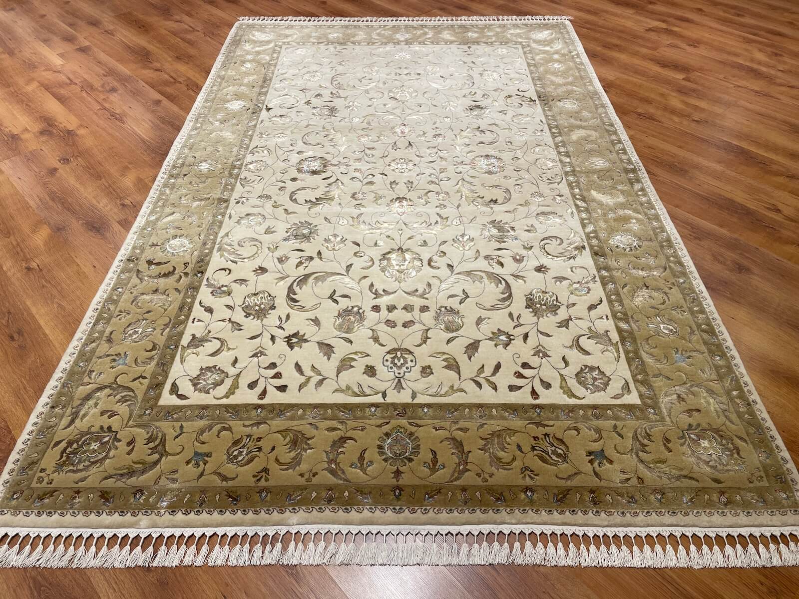 Nazende İpekli Uşak El Dokuma Halı