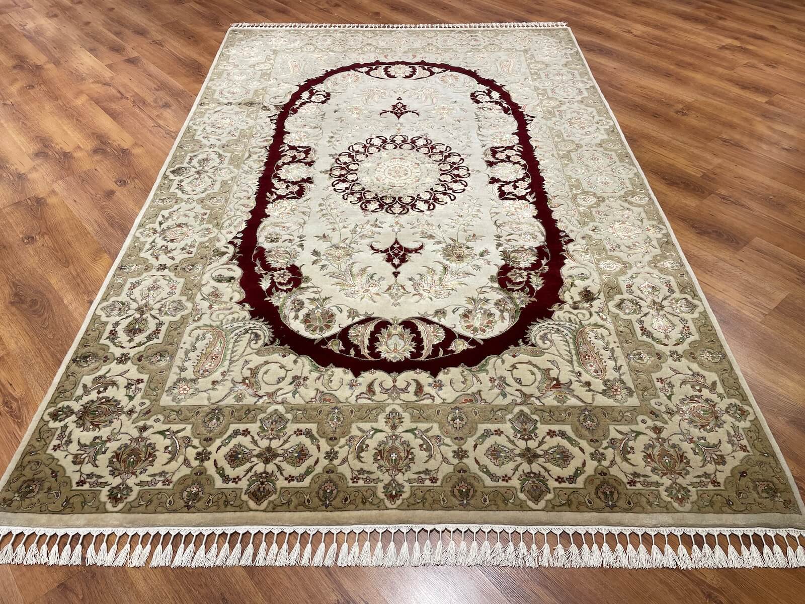 Nazende İpekli Uşak El Dokuma Halı