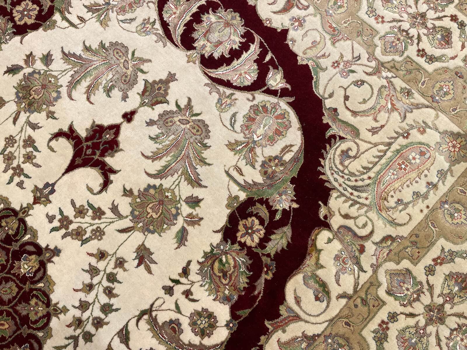 Nazende İpekli Uşak El Dokuma Halı