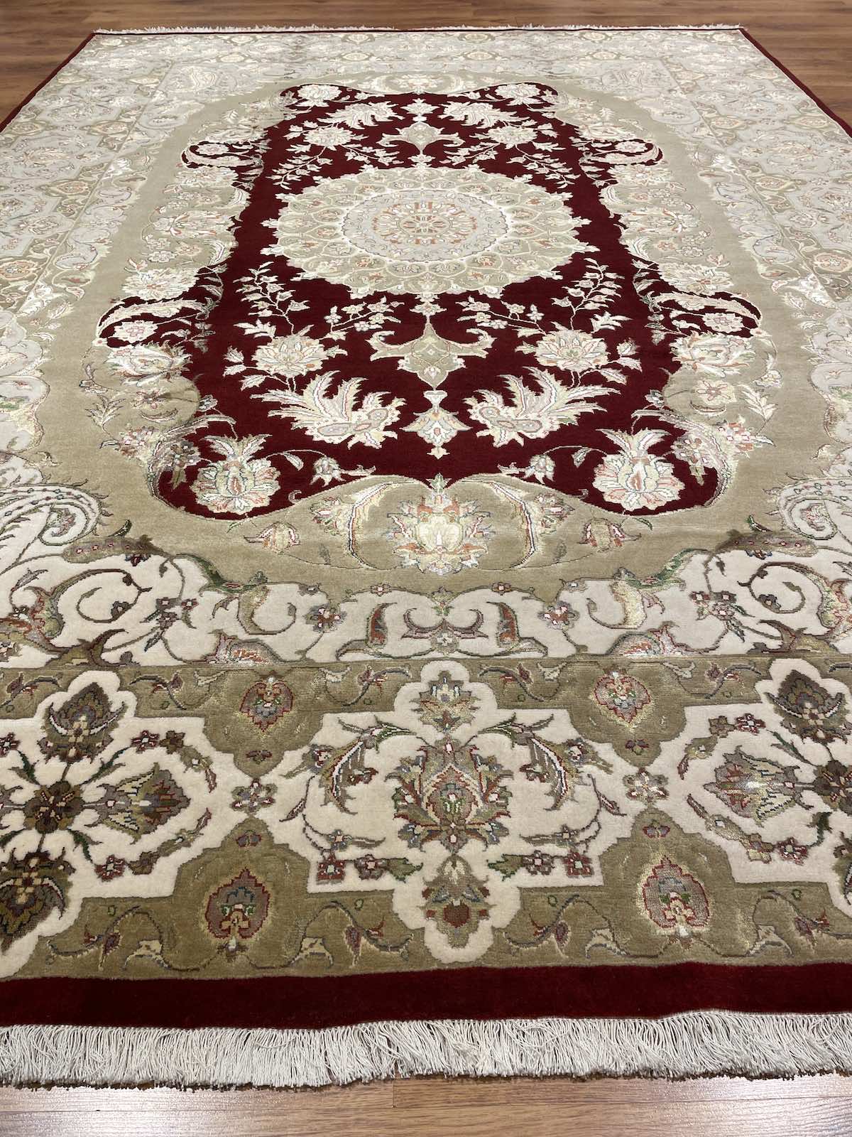 Nazende İpekli Uşak El Dokuma Halı