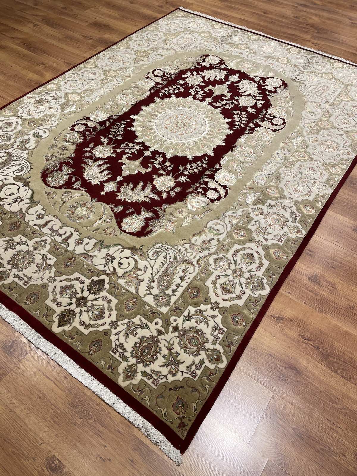 Nazende İpekli Uşak El Dokuma Halı