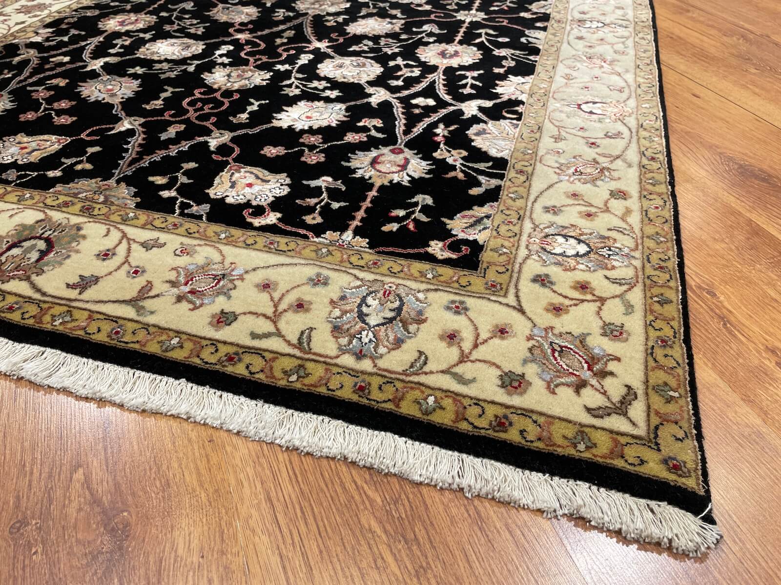 Nazende İpekli Uşak El Dokuma Halı