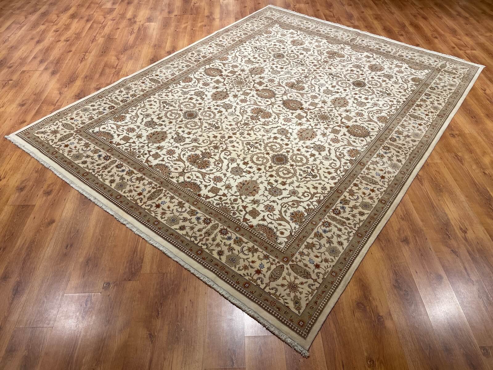 Nazende İpekli Uşak El Dokuma Halı