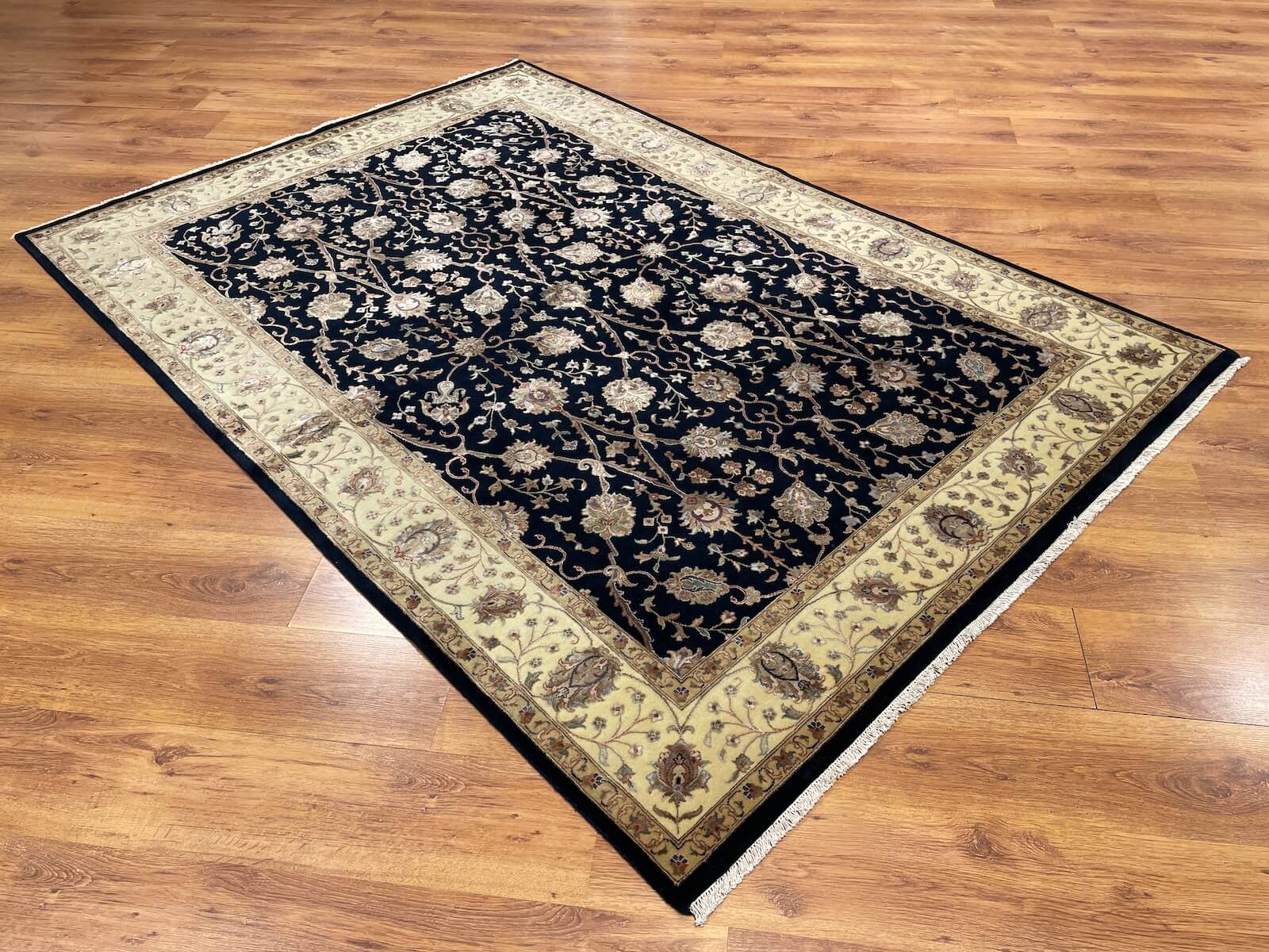 Nazende İpekli Uşak El Dokuma Halı