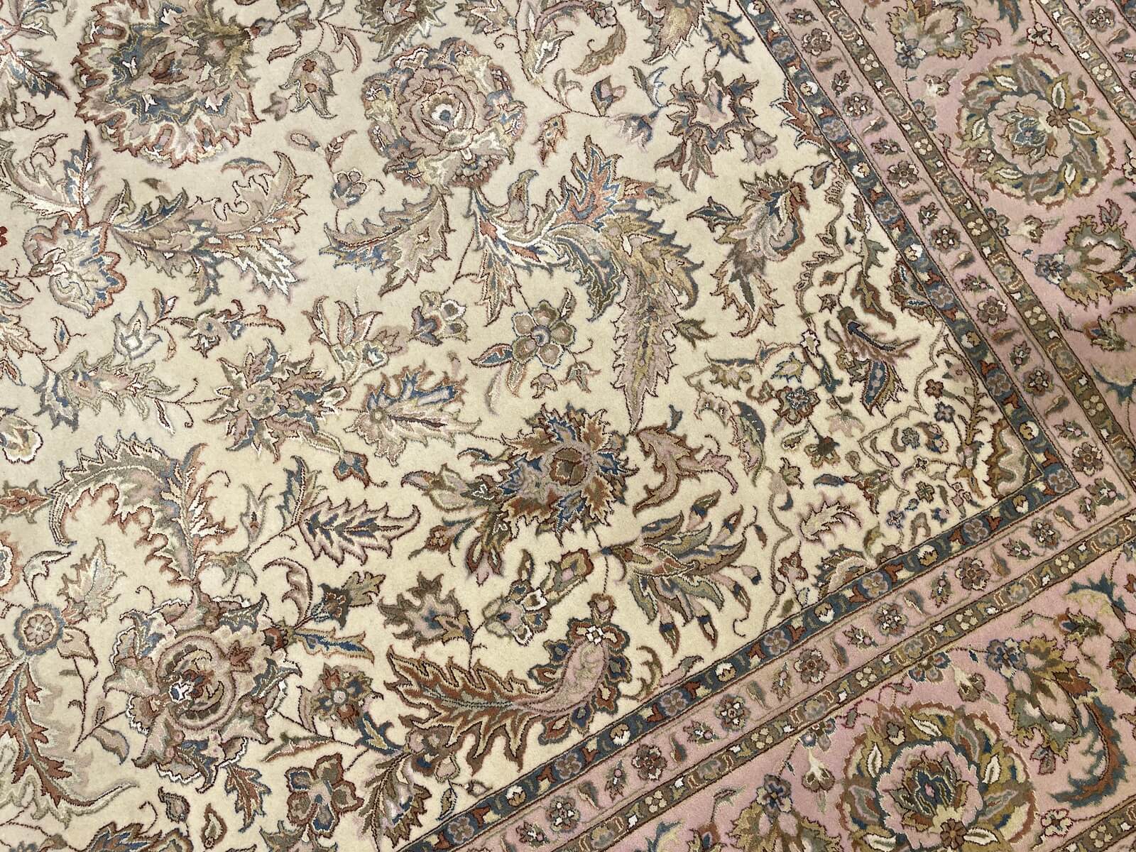 Nazende İpekli Uşak El Dokuma Halı