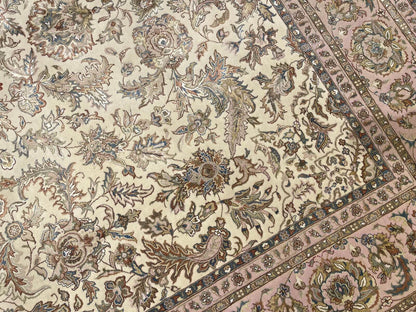 Nazende İpekli Uşak El Dokuma Halı