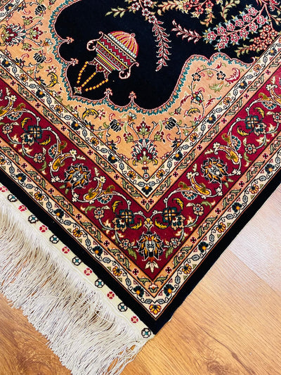 Saf İpek Mihraplı El Dokuma Halı