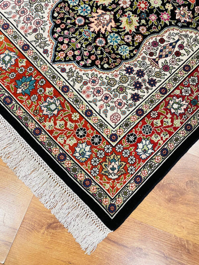 Saf İpek Madalyonlu El Dokuma Halı