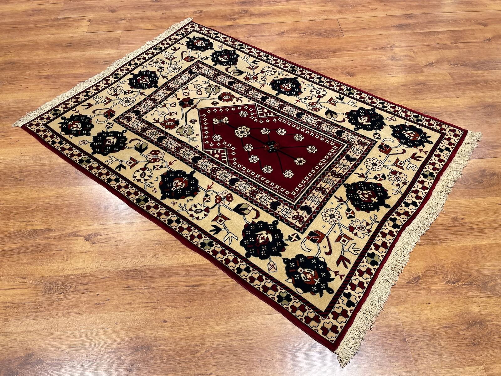 Sahra Mihraplı Uşak El Dokuma Halı