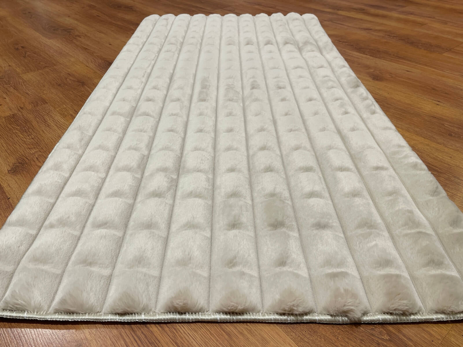 Piramit Desenli Vizon Peluş Halı